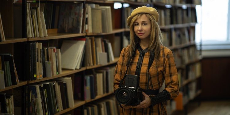 woman, photographer, library, retro, vintage, education, journalist, shelves, books, fashion, camera, the reporter, past, nostalgia, mamiya, woman, woman, library, library, library, library, library, vintage, vintage, journalist